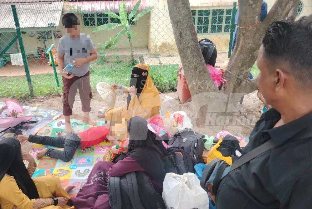 Ratusan pelarian etnik Rohingya berkumpul di hadapan pejabat UNCHR pada petang Isnin.