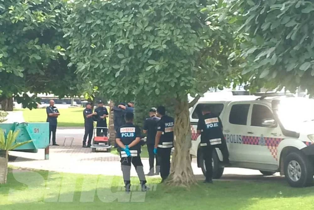 Polis menjalankan siasatan di lokasi kejadian.