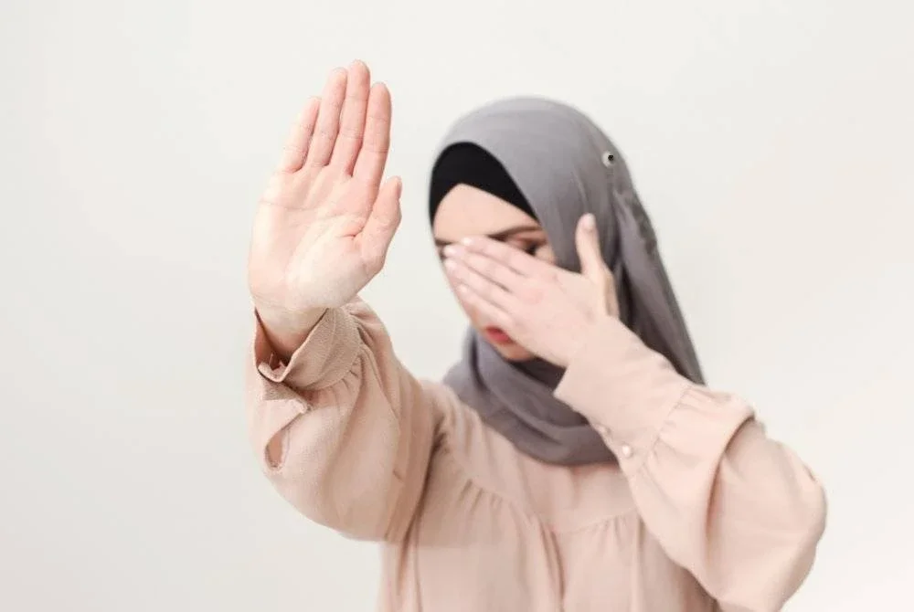 ISTERI yang didera suami hendaklah melaporkan kejadian itu kepada pihak berkuasa. Foto Canva