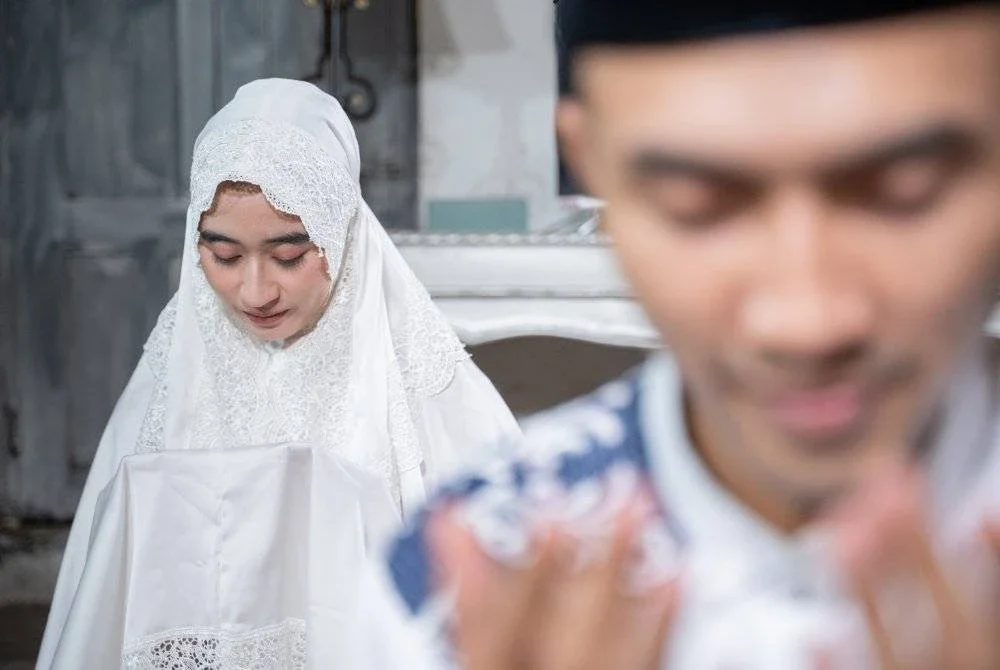 MENJADI tanggungjawab suami untuk membimbing isteri termasuk dalam urusan agama. Foto Canva