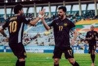 Paulo Josue (dua kiri) pacu kebangkitan Harimau Malaya ketika mengalahkan Myanmar 2-1 di Yangon pada Sabtu. - FOTO: Malaysia NT 