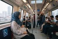 Nak tahu perempuan itu hamil atau tidak, biasanya dia kerap usap perutnya - Merak Jalanan - Imej janaan AI 