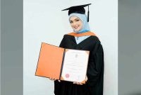 Siti Nurhaliza menunjukkan Ijazah Sarjana Kehormat Seni Kreatif dan Media yang diterimanya. - Foto: FB Siti Nurhaliza 