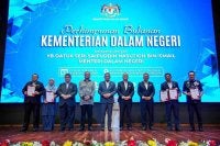Saifuddin Nasution (tengah) ketika Perhimpunan Bulanan Kementerian Dalam Negeri di Putrajaya pada Isnin.