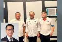 Foto tular memaparkan individu dipercayai Nicky (kanan) bergambar bersama Anwar dengan memakai baju AMK. Gambar kecil: Wong Chen.