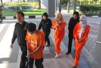 Ketiga-tiga suspek ketika dibawa ke Mahkamah Majistret Kuala Terengganu bagi permohonan reman.