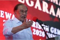 Anwar ketika menyampaikan ucapan pada Program Semarak Kenegaraan di Kem Syed Sirajuddin, hari ini. - Foto: Bernama