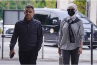 Muhammad Hafizuddeain bersama isterinya, Salwani yang menghadapi pertuduhan menerima wang hasil daripada aktiviti haram hadir bagi prosiding sebutan kes di Mahkamah Sesyen hari ini. - Foto: Bernama