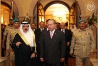 Diplomasi diraja antara Sultan Ibrahim (tengah) dan Raja Hamad mencipta detik bersejarah apabila berjaya mengembalikan semula perlumbaan F1 ke Sepang selepas sembilan tahun. Foto FB Sultan Ibrahim Sultan Iskandar﻿