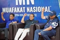 Jalaluddin (kiri), Ahmad Samsuri (tengah) dan Annuar (kanan) duduk atas satu pentas pada program MN. Foto Facebook Annuar Musa