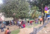 Seramai 126 etnik Rohingya terdiri daripada lapisan umur berkumpul di hadapan pejabat UNHCR di Jalan Bukit Petaling, Kuala Lumpur pada Isnin.