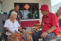 Aminuddin menyantuni penduduk ketika berkempen di Kampung Segenting di DUN Linggi pada Isnin.