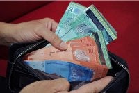 Rakyat terus berhati-hati menguruskan perbelanjaan kerana kuasa beli yang semakin mengecil. Gambar hiasan