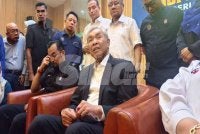 Ahmad Zahid (duduk di tengah) ketika bercakap kepada pemberita selepas Program Himpunan Usahawan Bumiputera Negeri Sembilan 2026 di Seremban pada Isnin.