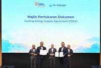 Pertukaran perjanjian disempurnakan oleh Shamsul Ahmad (depan, dua dari kiri) dan Adam Saffian dalam satu majlis yang berlangsung di Kuala Lumpur.