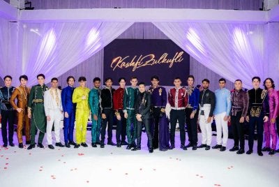 Kashfi bersama model yang memperagakan koleksi terbaharu rekaannya.
