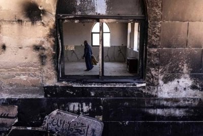 Seorang lelaki Palestin bersiap sedia untuk menunaikan solat di sebuah masjid yang dibakar oleh peneroka Israel di kampung Qusra, selatan Nablus, di Tebing Barat.