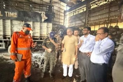 Menteri Assam, Kaushik Rai melawat sebuah kilang pemprosesan logam yang meletup di daerah Cachar, Assam. - Agensi 