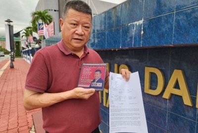 Chon Siang menunjukkan laporan polis yang dibuat berhubung kewujudan akaun Facebook palsu menggunakan identitinya.