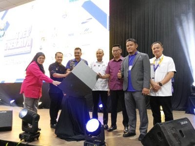Mohd Jafni (tengah) merasmikanKarnival TVET dan Kerjaya Perbandaran Kulai di Dewanraya Putra, Bandar Putra, Kulai. 