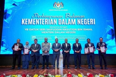 Saifuddin Nasution (tengah) ketika Perhimpunan Bulanan Kementerian Dalam Negeri di Putrajaya pada Isnin.