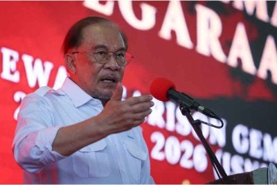 Anwar ketika menyampaikan ucapan pada Program Semarak Kenegaraan di Kem Syed Sirajuddin, hari ini. - Foto: Bernama