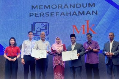 Zaharuddin (tiga dari kanan) dan Syed Kamarulzaman Syed Zainol (tiga dari kiri) menyempurnakan Majlis pertukaran MoU.