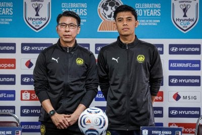 Cheng Hoe (kiri) dan pemain negara Syafiq Ahmad pada sidang akhbar perlawanan pra-perlawanan Piala Hyundai ASEAN 2026 antara Malaysia menentang Laos di Stadium Bolasepak Kuala Lumpur pada Isnin. Foto: Bernama 