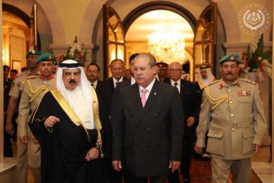 Diplomasi diraja antara Sultan Ibrahim (tengah) dan Raja Hamad mencipta detik bersejarah apabila berjaya mengembalikan semula perlumbaan F1 ke Sepang selepas sembilan tahun. Foto FB Sultan Ibrahim Sultan Iskandar﻿