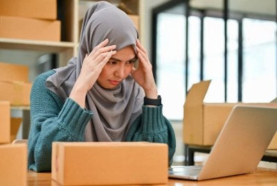 BERHATI-HATI dengan skim pelaburan termasuk yang berkaitan dengan gadaian emas kerana terdapat hukum yang perlu diteliti. Foto Canva