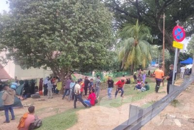 Seramai 126 etnik Rohingya terdiri daripada lapisan umur berkumpul di hadapan pejabat UNHCR di Jalan Bukit Petaling, Kuala Lumpur pada Isnin.