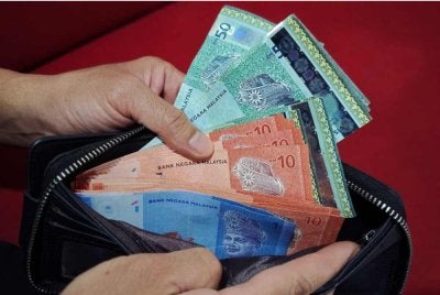 Rakyat terus berhati-hati menguruskan perbelanjaan kerana kuasa beli yang semakin mengecil. Gambar hiasan