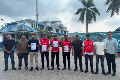 Md Sani (empat dari kiri) bersama ahli PKR Rembau membuat laporan polis berhubung video tular mengatakan Istana Negeri Sembilan dipegang oleh DAP.