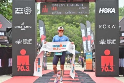 Tikhonin mengungguli kategori elit lelaki perlumbaan IRONMAN 70.3 sempena Festival Pelbagai Sukan Desaru Coast.