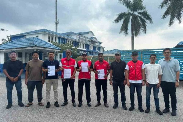 Md Sani (empat dari kiri) bersama ahli PKR Rembau membuat laporan polis berhubung video tular mengatakan Istana Negeri Sembilan dipegang oleh DAP.