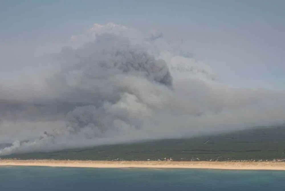 Kebakaran hutan amat dahsyat yang sedang memusnahkan kawasan barat daya Perancis telah mencetuskan fenomena 'pyrocumulonimbus' yang sangat berbahaya. Foto Agensi