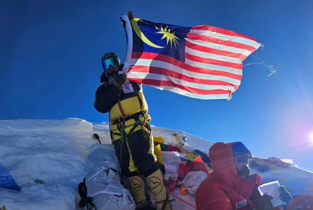 Khafiz mengibarkan Jalur Gemilang dengan bangganya di puncak Everest pada 18 Mei lalu.