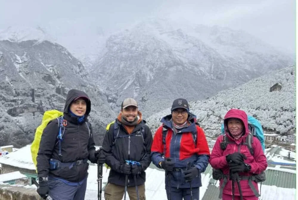 Dari kiri, jurukamera Marwan Murshid, pengarah filem Ahmad Yazid, Khafiz dan pendaki Margaret Chew di Namche Bazaar, Nepal.