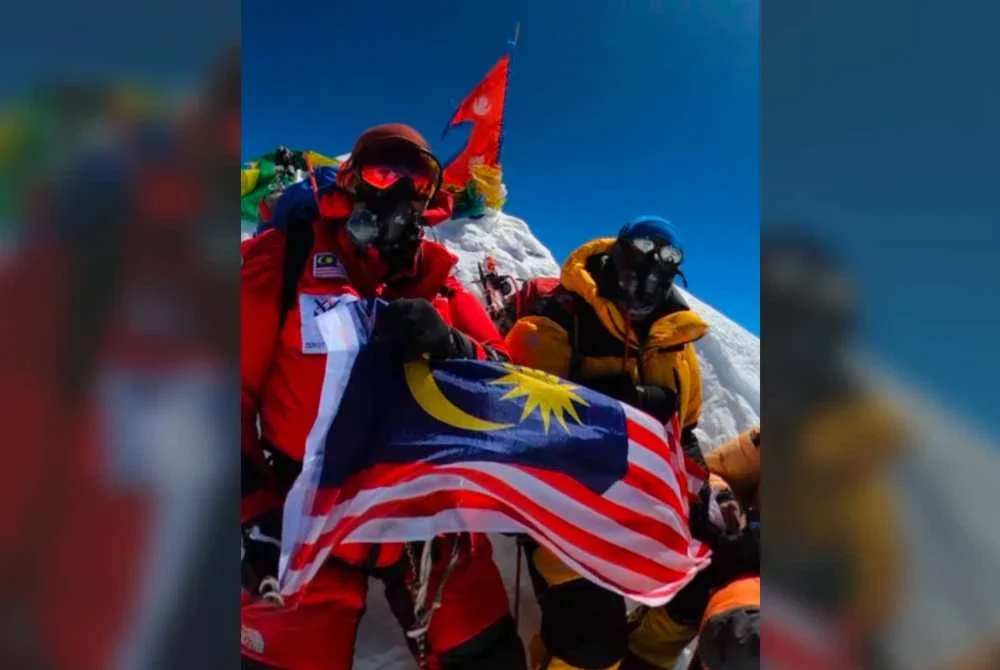 Khafiz dan RJ Nagarajan di puncak Gunung Manaslu, Nepal pada tahun 2022.