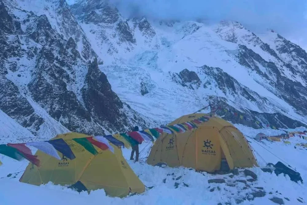 Berlatarbelakangkan Gunung K2, yang kedua tertinggi di dunia, Khafiz adalah pendaki Asia Tenggara kelima yang berjaya mencecah puncaknya.