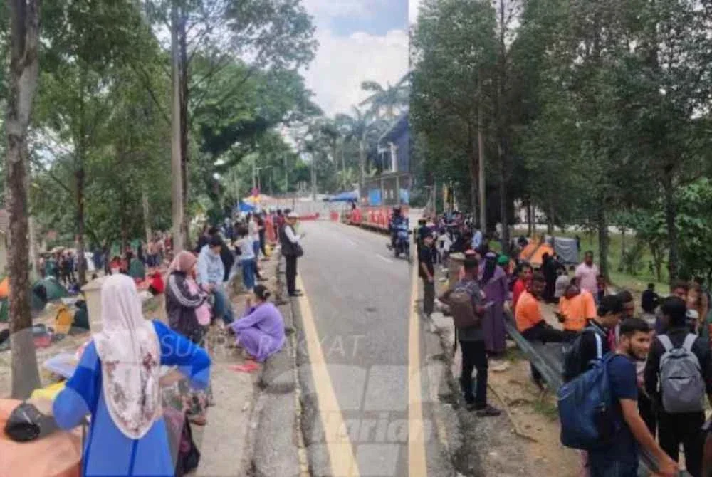 Seramai 126 etnik Rohingya terdiri daripada lapisan umur berkumpul di hadapan pejabat UNHCR di Jalan Bukit Petaling, Kuala Lumpur pada Isnin.
