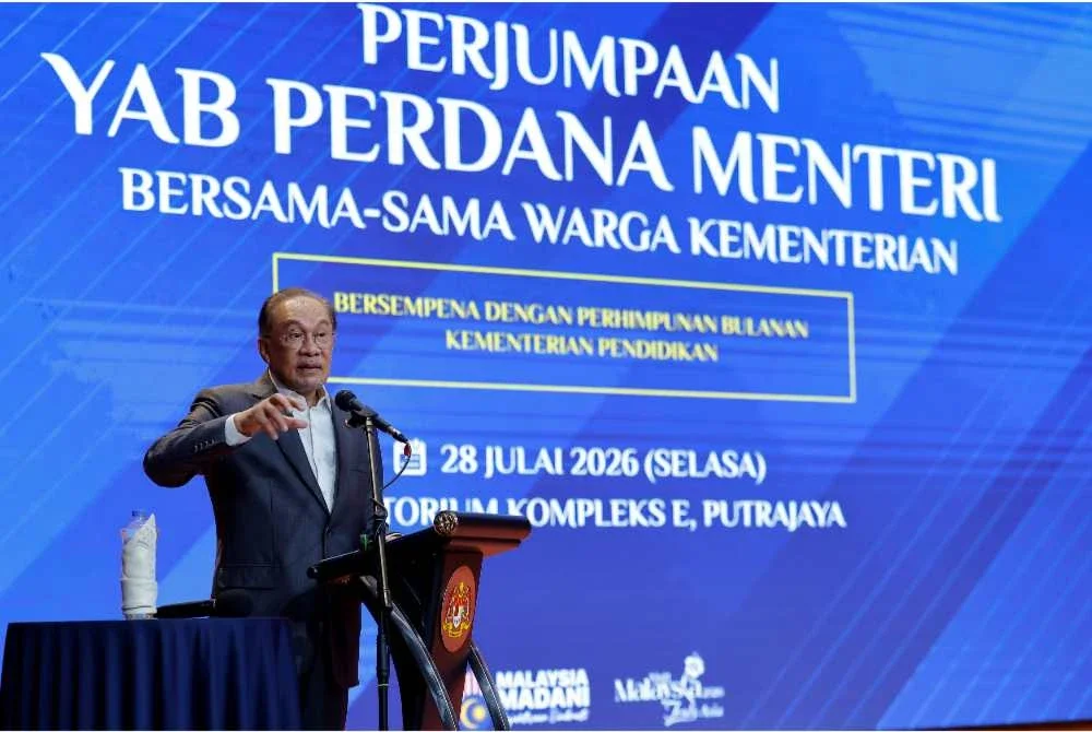 Anwar menyampaikan ucapan pada Majlis Perjumpaan Perdana Menteri Bersama Warga Kementerian Pendidikan di Putrajaya. Foto Bernama
