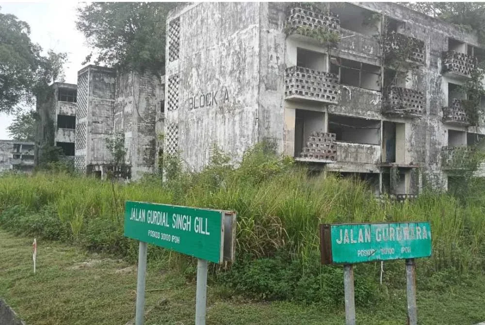 Projek perumahan awam Flat Sungai Pari yang dibina pada 1963 itu telah dikosongkan secara berperingkat sejak 2012.