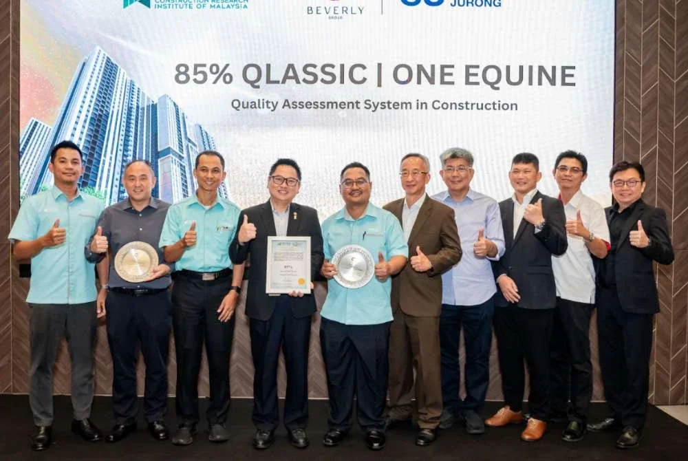 Ketua Pengarah Eksekutif Beverly Group, Derick Lim (empat dari kiri), Ketua Pengarah Eksekutif Institut Penyelidikan Pembinaan Malaysia (Cream), Syed Hazni Abd Gani (lima dari kiri) dan Pengarah Urusan Pembinaan Tuju Setia, Wee Eng Kong menunjukkan penghargaan QLASSIC yang diterima.