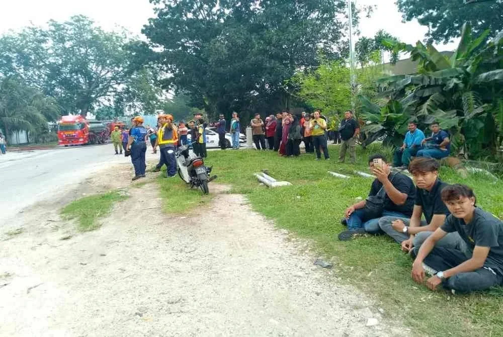 Orang ramai turut menyaksikan kejadian kebakaran di Lunas, Kulim.