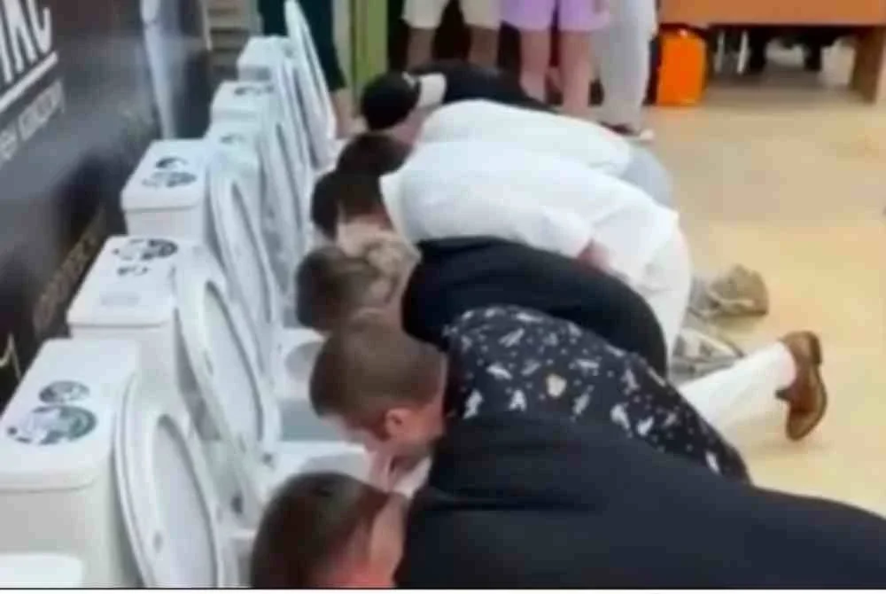 Rakaman video memaparkan peserta berlumba-lumba menghabiskan minuman berkarbonat yang diisi ke dalam mangkuk tandas. Foto tular.