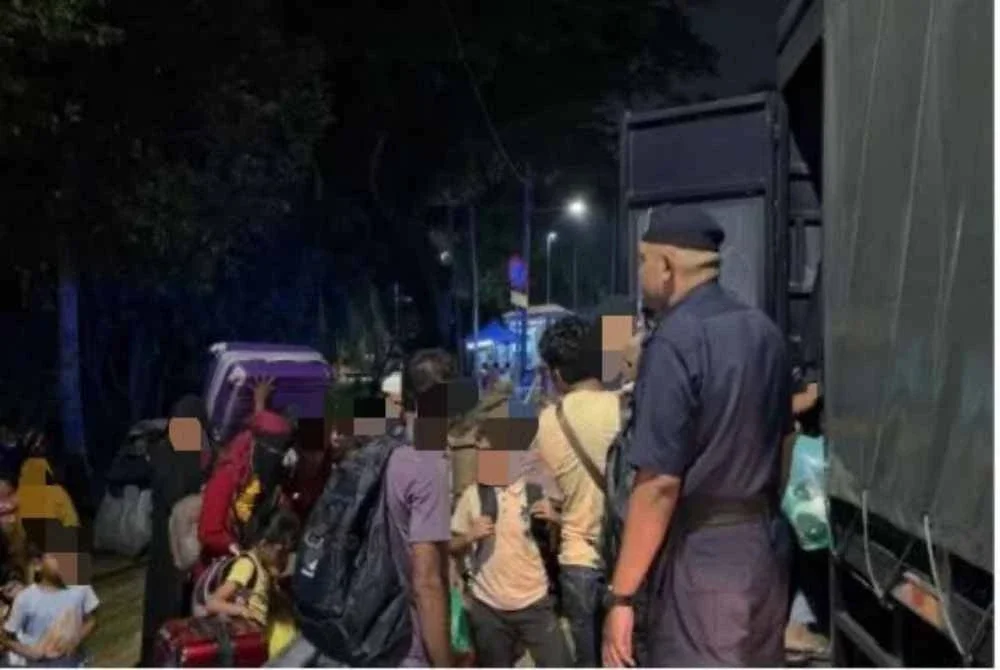 Kesemua mereka kemudiannya dipindahkan ke lokasi yang bersesuaian bagi membolehkan proses saringan, pemeriksaan dan pengesahan status dilaksanakan secara teratur