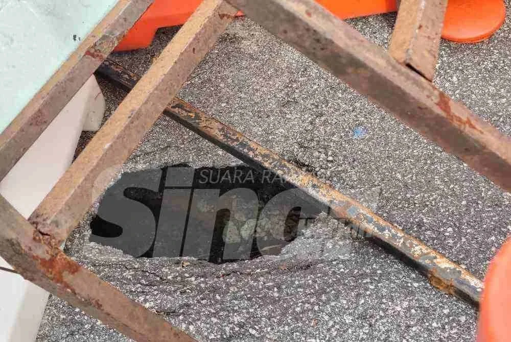 Lubang kecil muncul di laluan Jambatan Sungai Galing menghala ke Berserah. Foto Sinar Harian