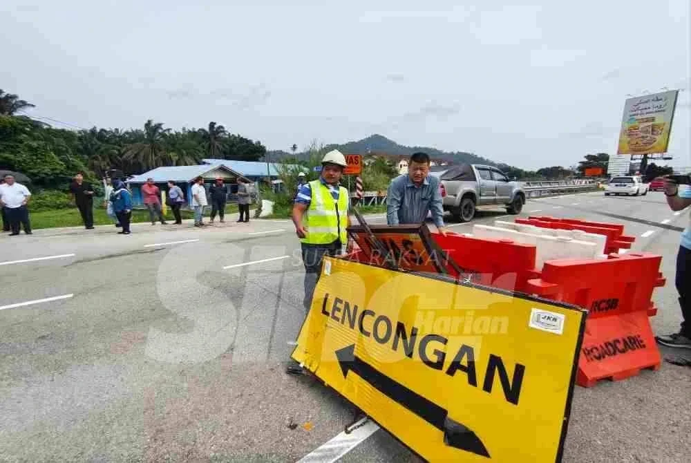 Chon Siang (kanan) melihat keadaan sebenar di Jambatan Sungai Galing yang mendapan ketika meninjau lokasi berkenaan yang terlibat dalam kerja penyelenggaraan projek berkenaan pada Selasa. Foto Sinar Harian.
