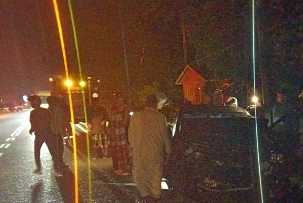 Suasana di lokasi kejadian kemalangan yang mengorbankan tiga individu di Jalan Besar Maran - Temerloh, Kampung Paya Pasir, dan Anggota BBP Maran kelihatan sedang menjalankan operasi penyelamatan. Foto Ihsan JBPM Pahang